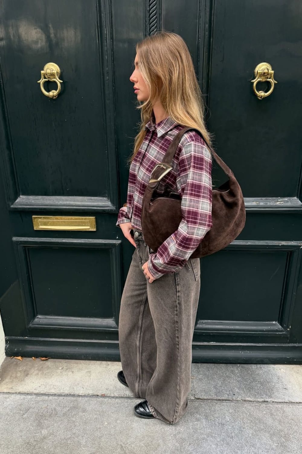 Look tendance automne-hiver 2026 avec chemise à carreaux bordeaux et jean wide leg gris