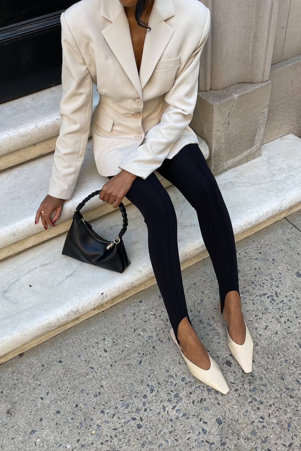 Look automne 2026 avec legging fuseau à étriers noir, blazer beige et escarpins