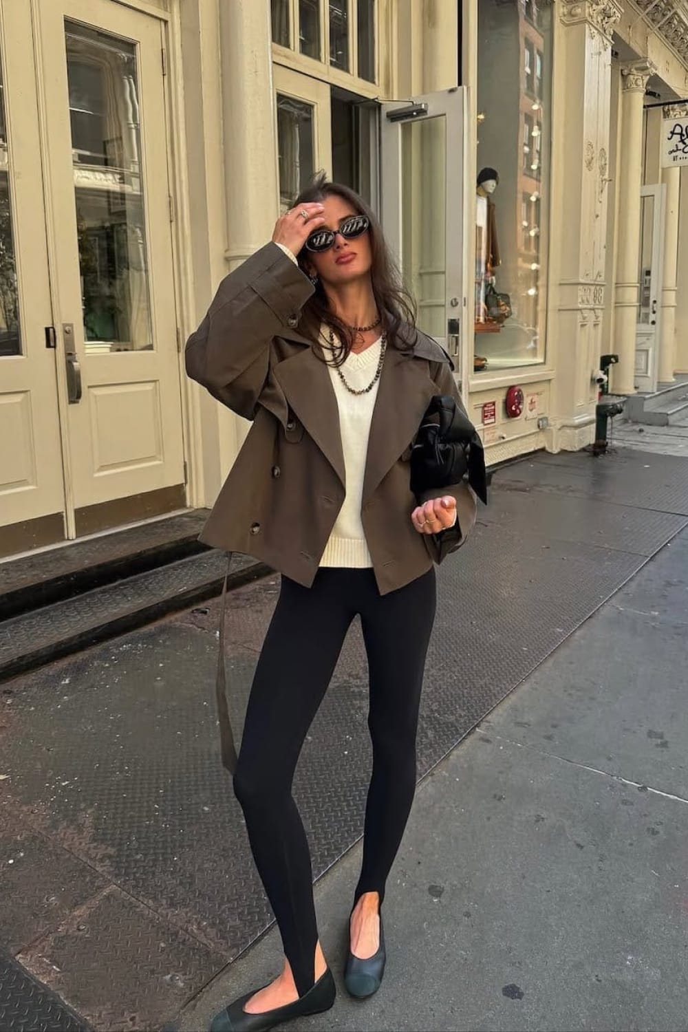 Look avec legging fuseau noir, veste marron, pull écru et ballerines