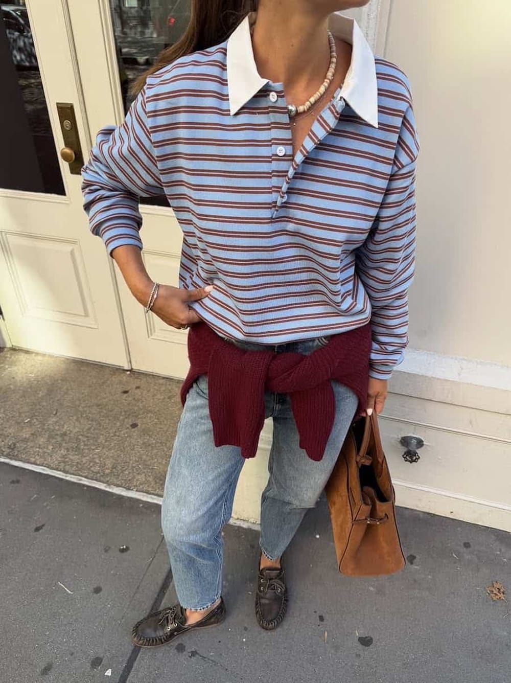 Look preppy automne avec polo rayé bleu à col blanc, jean droit clair et mocassins noirs