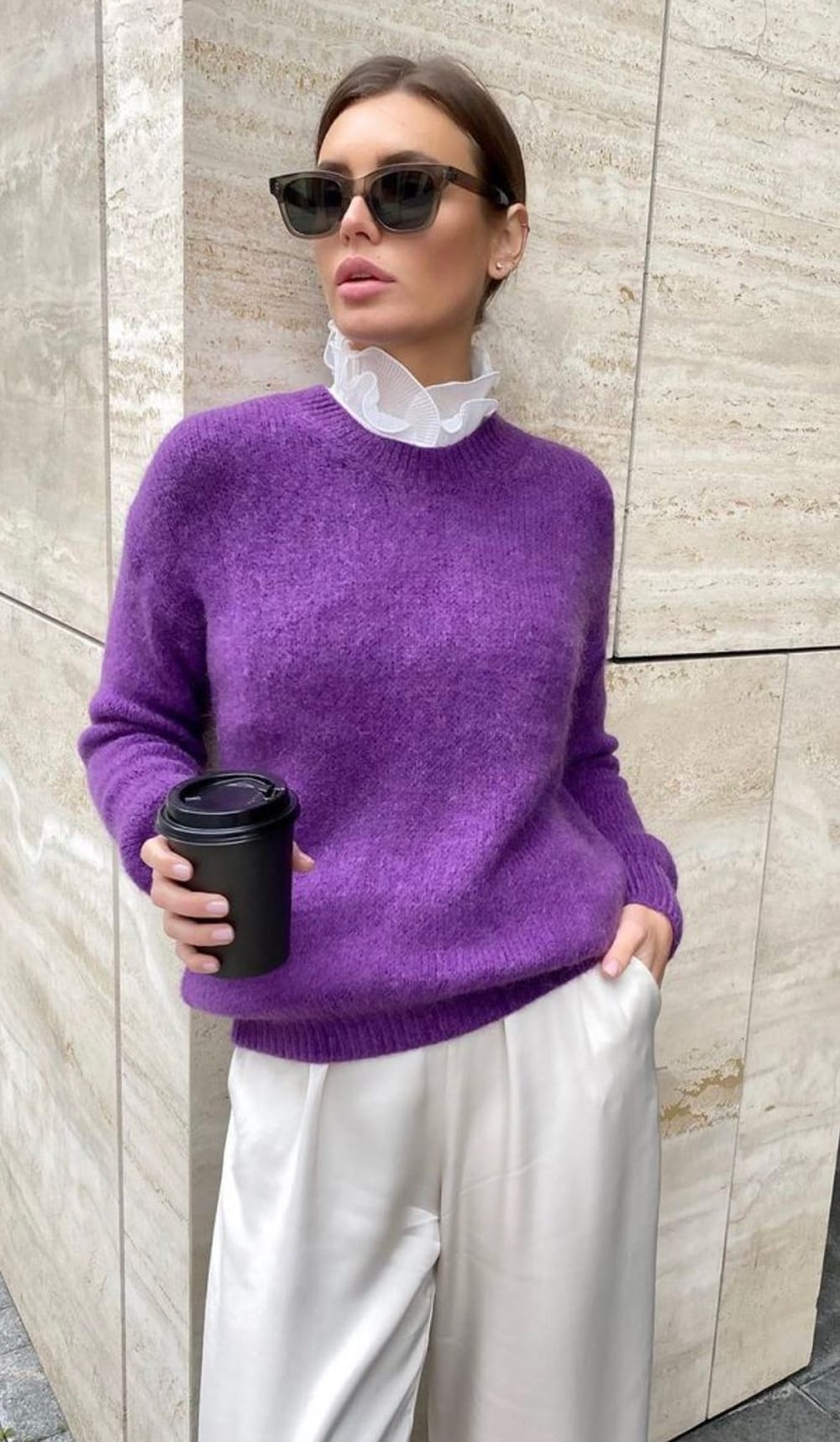 Pull violet et pantalon écru : idée tenue tendance pour l'automne-hiver 2026/2027