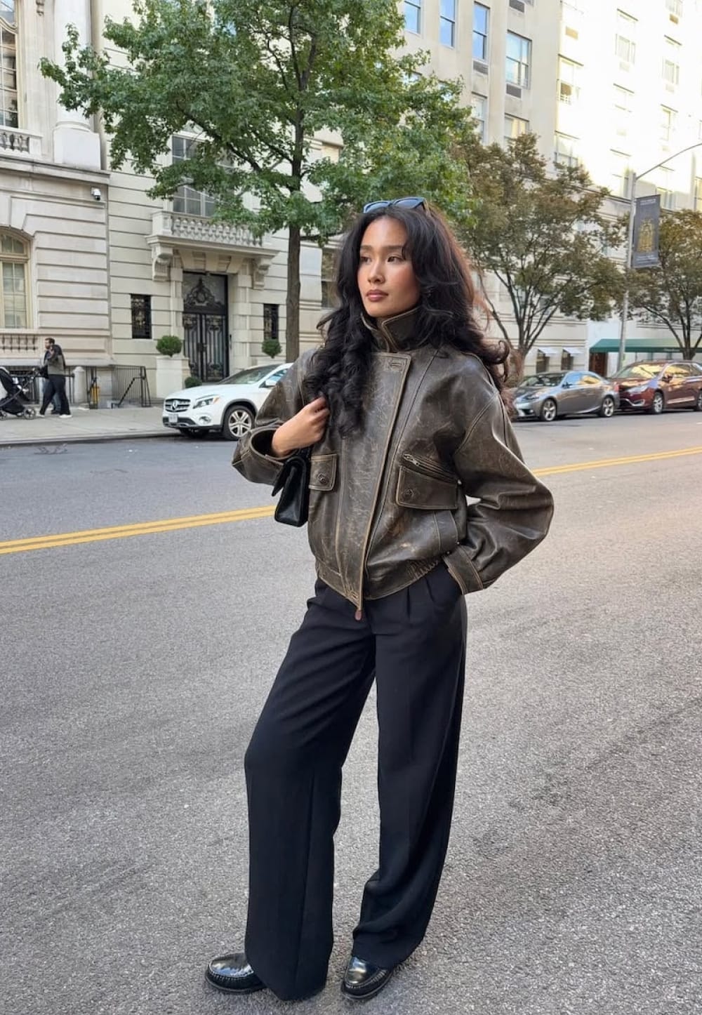 Idée look automne avec veste en cuir vintage, pantalon noir ample et chaussures à semelle épaisse
