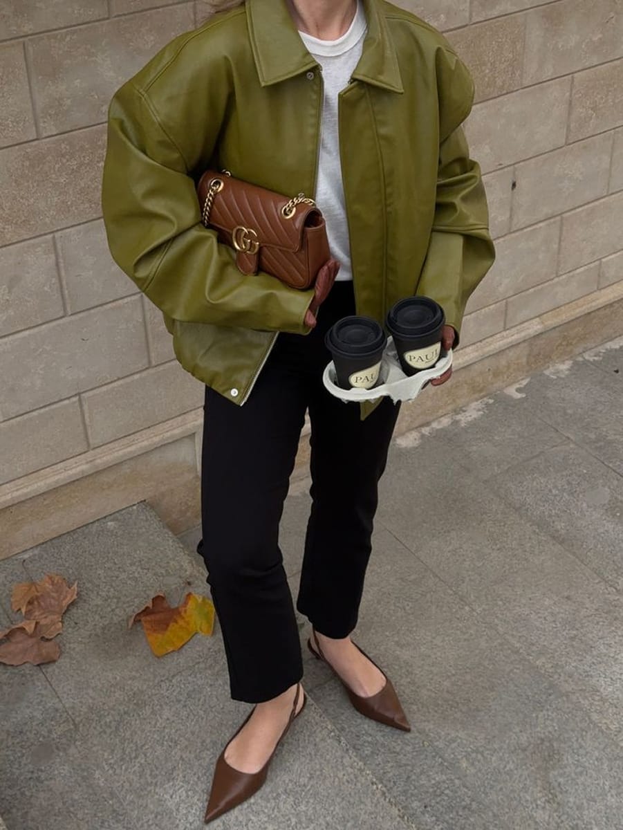 Look automne avec veste vert olive, pantalon noir et escarpins marron