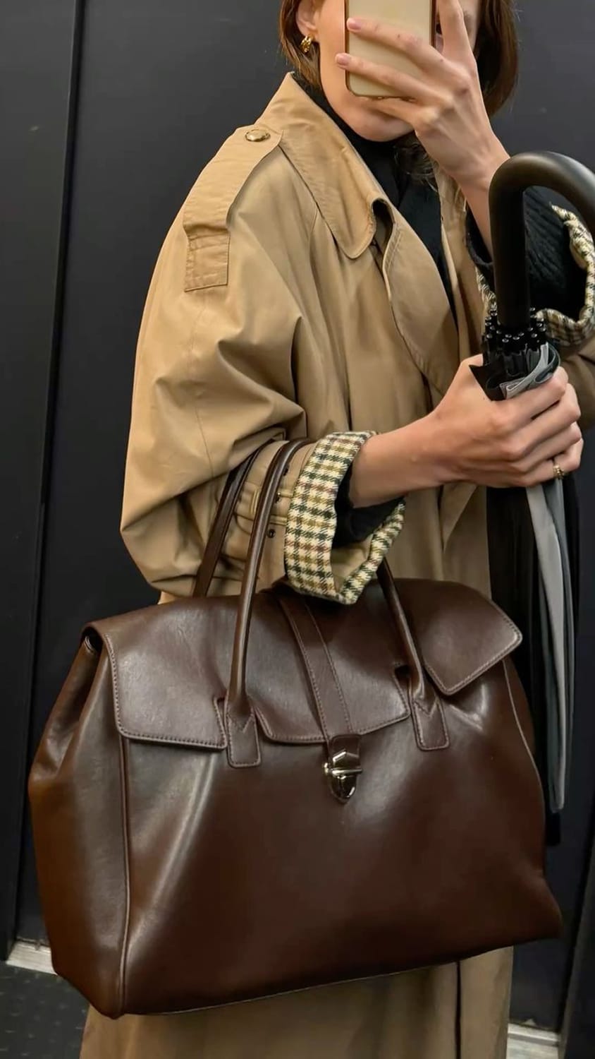 Sac bowling en cuir marron porté avec un trench beige, tendance automne 2026