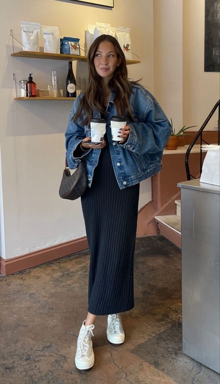 Inspiration look casual de rentrée avec robe longue noire en maille avec veste en jean oversize et baskets blanches