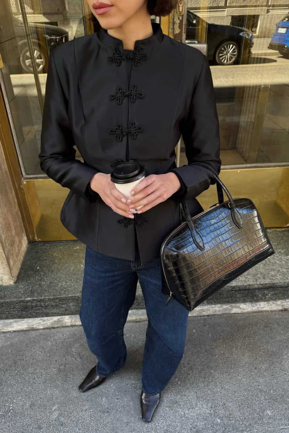 Tenue tendance automne 2026 avec veste chinoise noire à col mandarin et brandebourgs, jean brut ample