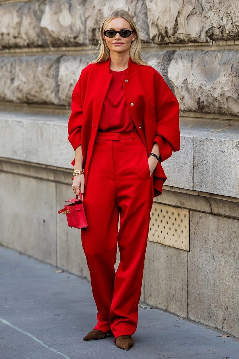 Total look rouge avec veste courte, top et pantalon fluide assortis pour l’automne