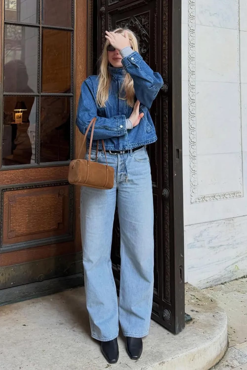 Jean barrel taille haute en denim clair porté avec une veste en jean et des bottines noires, inspiration automne-hiver