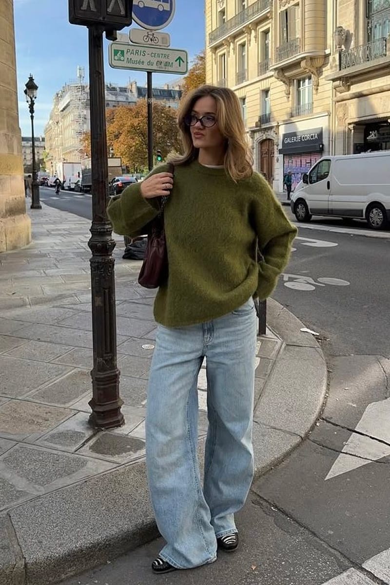 Pull oversize vert olive en mohair porté avec un jean large délavé, des chaussures zébrées et un petit sac bordeaux