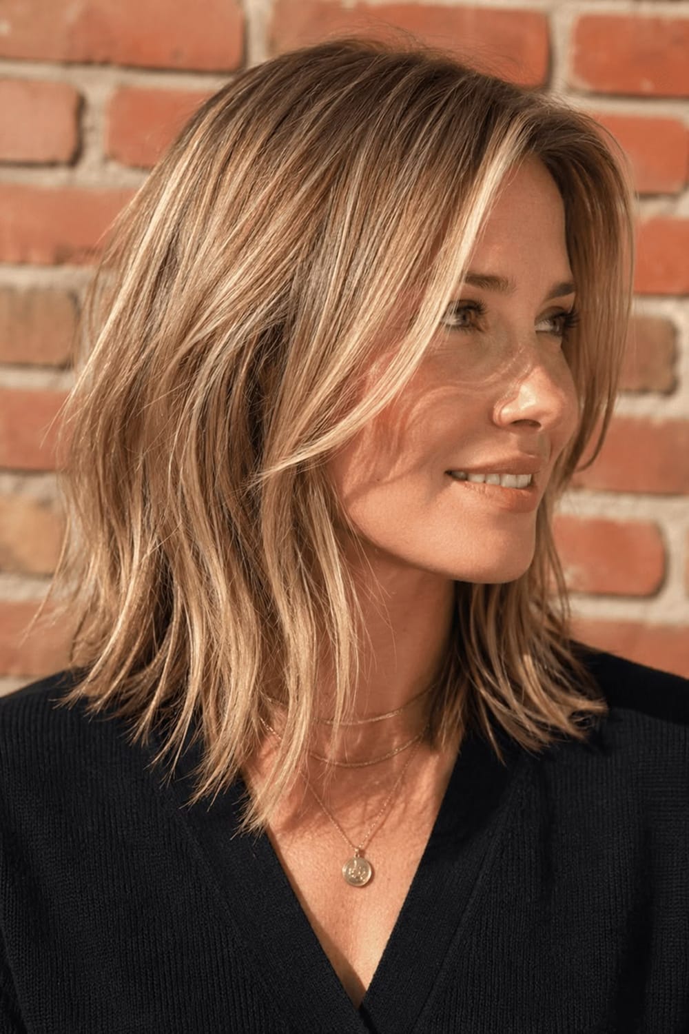 Carré long dégradé châtain avec balayage blond, mèches texturées et pointes souples